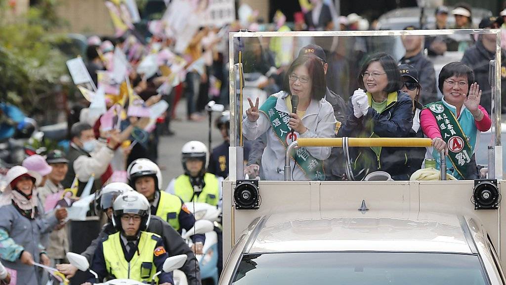 Anhänger der Oppositionskandidatin Tsai Ing Wen säumen die Strassen, als die Präsidentschaftsanwärterin zu einer Wahlkampfkundgebung fährt.
