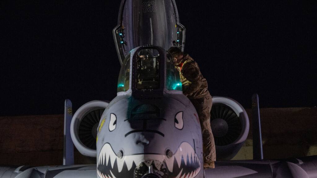 ARCHIV - Dieses von der US-Luftwaffe zur Verfügung gestellte Foto zeigt einen US-Luftwaffenangehörigen, der eine A-10 Thunderbolt II für den Flug von einem Stützpunkt im Verantwortungsbereich des US-Zentralkommandos vorbereitet zur Unterstützung der Operation Hawkeye Strike. Foto: Uncredited/U.S. Air Force via DVIDS/dpa (Archivbild)