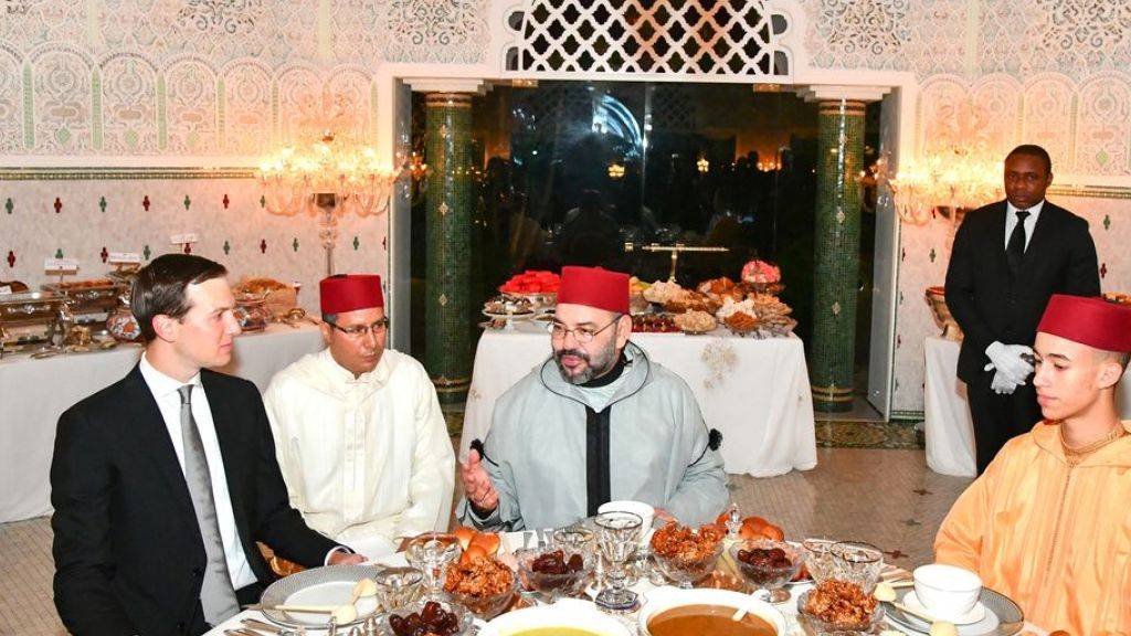 Trumps Schwiegersohn Jared Kushner (links) beim Fastenbrechen mit der marokkanischen Königsfamilie, König Mohammed VI (Mitte), Kronprinz Moulay Hassan (rechts). (Archivbild)