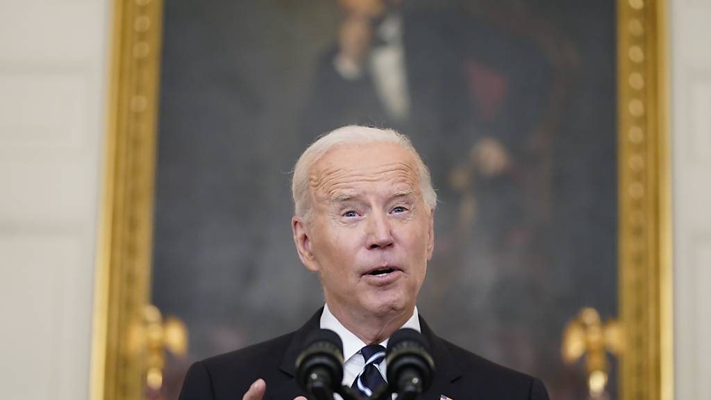 Joe Biden, Präsident der USA, spricht im State Dining Room des Weißen Hauses. Foto: Andrew Harnik/AP/dpa