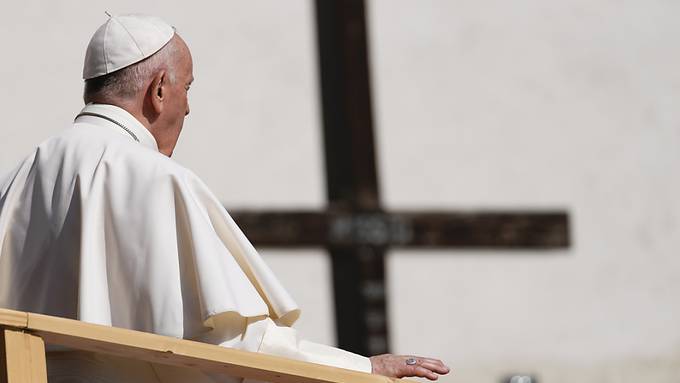 Papst besucht Roma in slowakischer Plattenbausiedlung