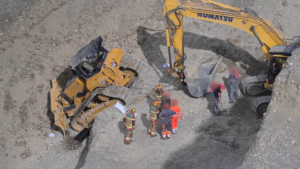 Bulldozer in Oberwangen abgestürzt – Rega fliegt verletzte Person ins Spital