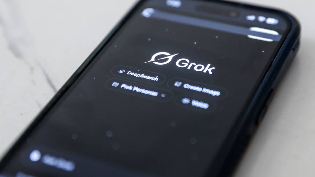 X war in den vergangenen Tagen vermehrt in Kritik geraten. Nutzer können den KI-Chatbot Grok bislang dazu auffordern, freizügige Bilder von Menschen zu generieren - auch von Kindern. (Symbolbild)