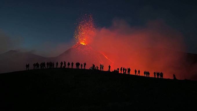 Spektakel am Ätna: Vulkanausbruch lockt viele Schaulustige an