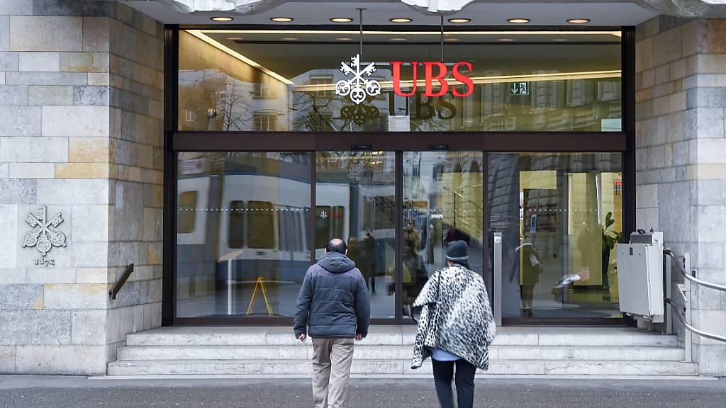 Die Grossbank UBS hat im dritten Quartal von den guten Entwicklungen an den Finanzmärkten profitiert und einen milliardenhohen Gewinn erzielt. Damit übertraf die Bank auch die Erwartungen der Analysten. (Archivbild)