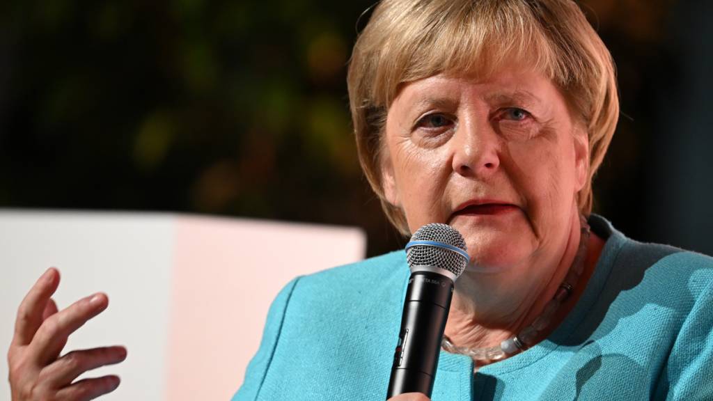 ARCHIV - Die ehemalige Bundeskanzlerin Angela Merkel (CDU) spricht bei einem Live-Interview der «Augsburger Allgemeinen» vor Publikum. Foto: Angelika Warmuth/dpa