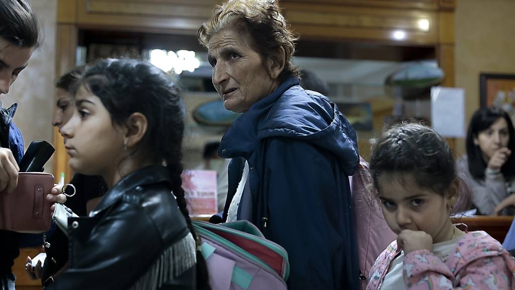 Ethnische Armenier aus Berg-Karabach warten darauf, vorübergehend in einem Hotel in Goris untergebracht zu werden. Foto: Vasily Krestyaninov/AP/dpa