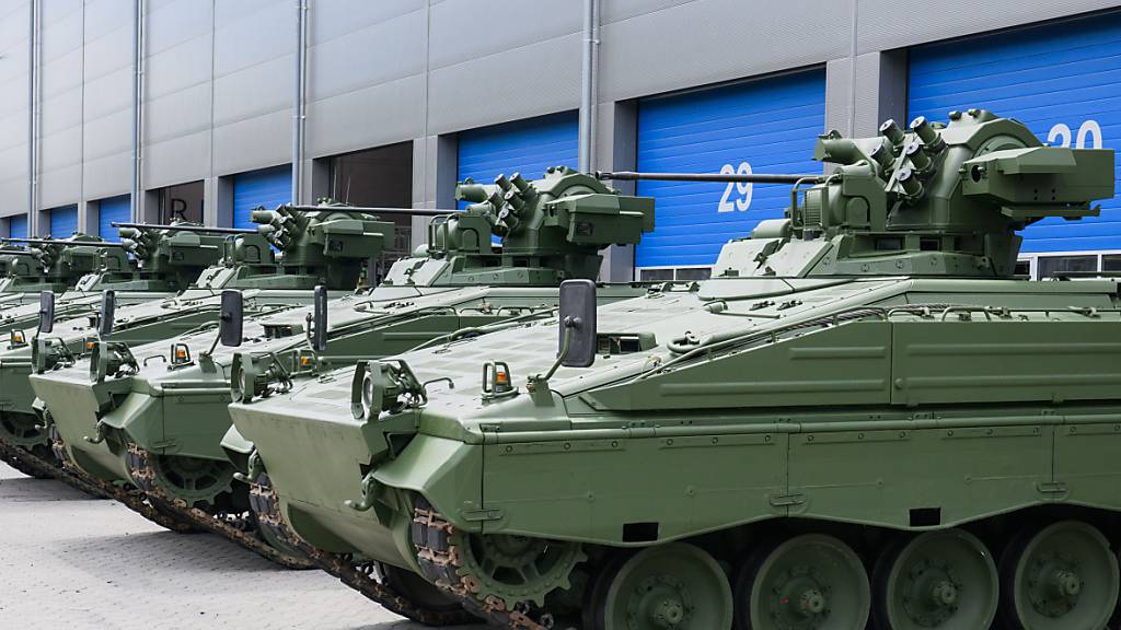 ARCHIV - Modernisierte Marder-Schützenpanzer älteren Baujahrs stehen bei einer Führung durch das Rheinmetall-Werk in Unterlüß vor einer Halle. Rheinmetall liefert 20 weitere Schützenpanzer an die Ukraine. Foto: Julian Stratenschulte/dpa