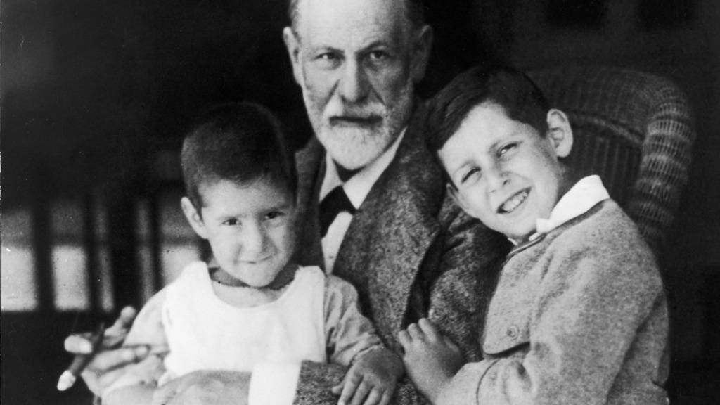 Der Begründer der Psychoanalyse, Sigmund Freud, mit zwei seiner Enkel. Das Museum in seinem Wohnhaus wurde renoviert und die Ausstellungsfläche verdoppelt. Am Samstag öffnet es wieder. (Exponat aus dem Freud-Museum)