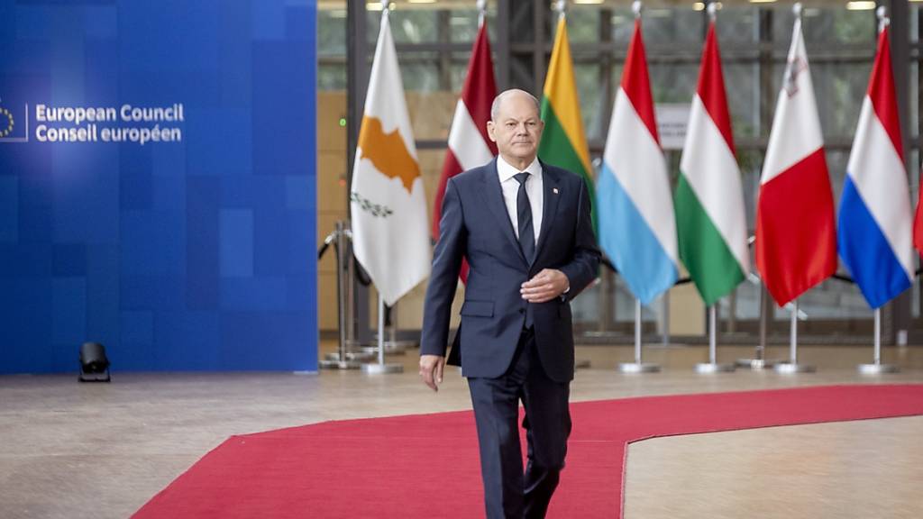 Bundeskanzler Olaf Scholz (SPD) trifft zu einem EU-Gipfel ein. Die Staats- und Regierungschefs der Europäischen Union kommen am 26.10. zu einem zweitägigen Treffen zusammen, um unter anderem über die Ukraine und die Auswirkungen des Krieges zwischen Israel und der Hamas zu sprechen. Foto: Hatim Kaghat/Belga/dpa