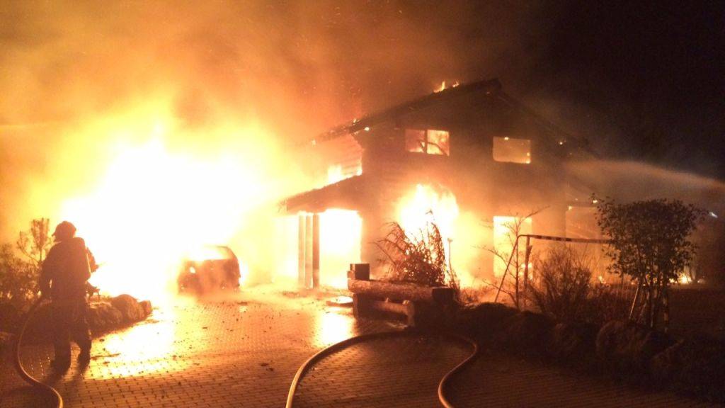 In Vernayaz VS ist in der Nacht auf Sonntag ein Einfamilienhaus komplett abgebrannt.