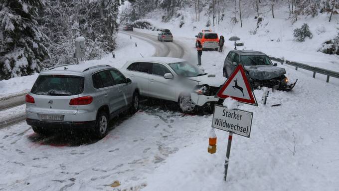 Frau bei Dreifach-Crash verletzt