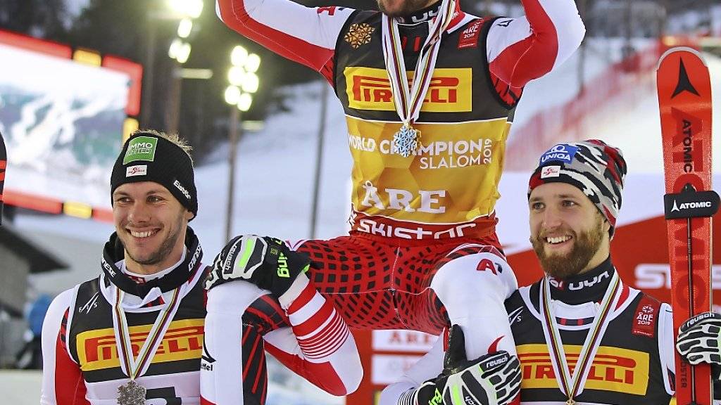 Der totale Triumph der Österreicher: Michael Matt (links) und Marco Schwarz (rechts) schultern Slalom-Weltmeister Marcel Hirscher
