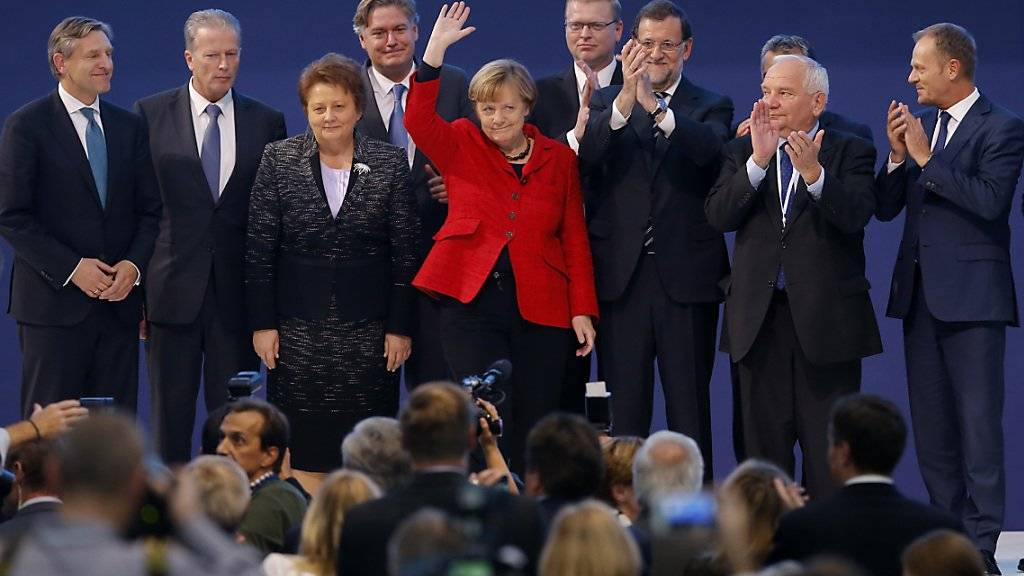 Die deutsche Kanzlerin Merkel unter weiteren Politikern der konservativen Europäischen Volkspartei, die sich am Donnerstag in Madrid traf.