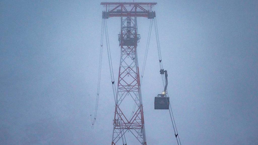 Die Zugspitzseilbahn fährt in den frühen Morgenstunden zum Gipfel hinauf. Foto: Peter Kneffel/dpa