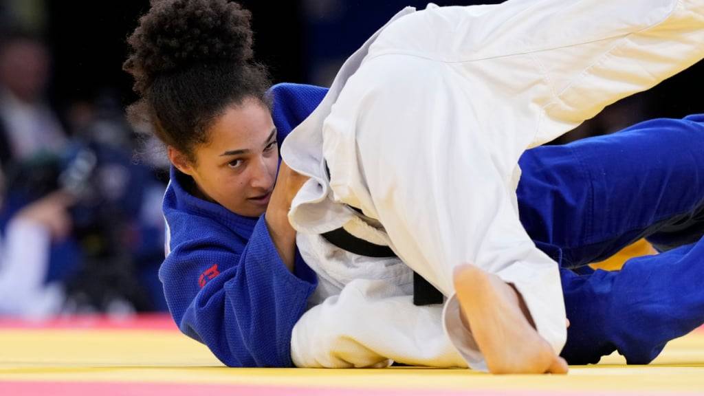 Die 21-jährige Waadtländer Judoka Binta Ndiaye (l.) gilt als grosses Talent