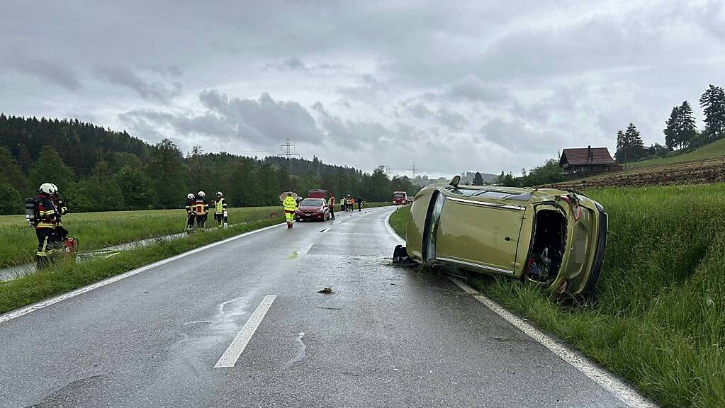 Nach der Kollision in Vordemwald AG sind beide Autos schrottreif.