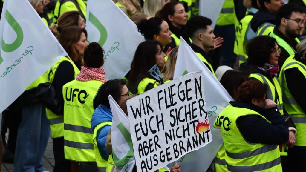 Zum Streik hat die Kabinengewerkschaft Ufo aufgerufen, um in mehrere festgefahrene Tarifkonflikte bei der Lufthansa Kerngesellschaft und der Regionaltochter Lufthansa Cityline Bewegung zu bringen.