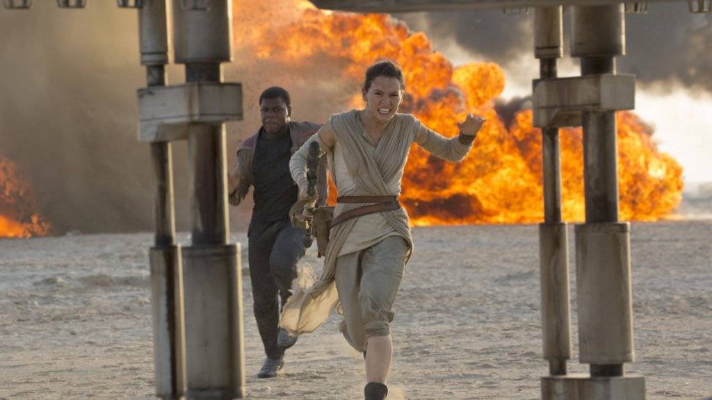 Eine Szene aus dem siebten Teil der «Star Wars»-Filmreihe. Der Film ist zum erfolgreichsten Film aller Zeiten an den US-Kinokassen aufgestiegen.