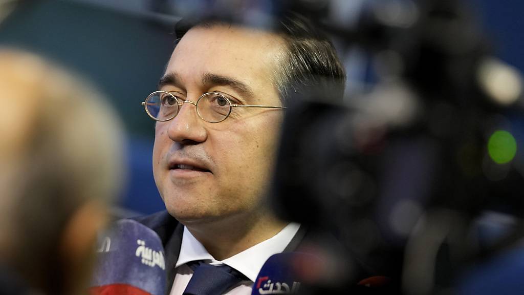 ARCHIV - José Manuel Albares, Außenminister von Spanien, spricht während eines Treffens der EU-Außenminister im Gebäude des Europäischen Rates. Foto: Virginia Mayo/AP/dpa
