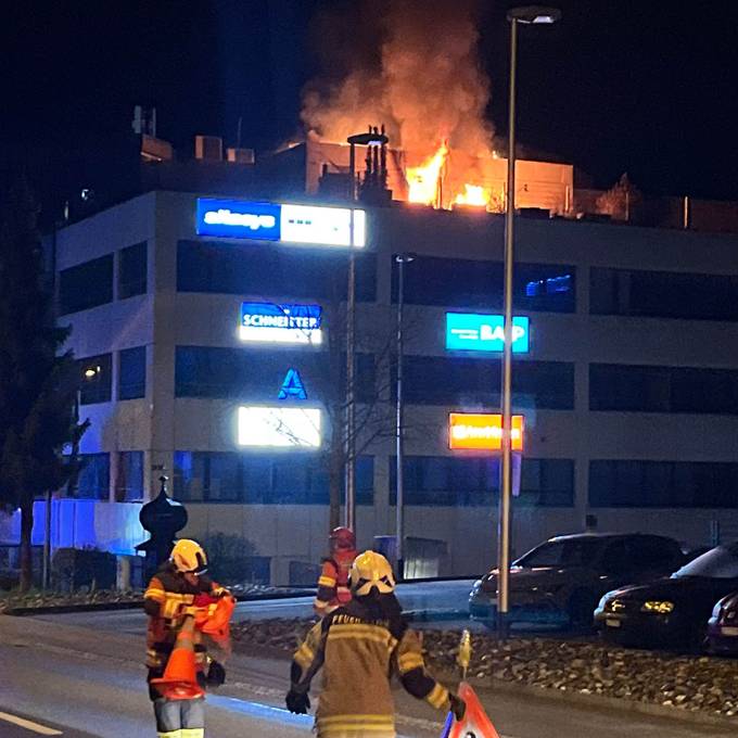 Brand in Attikawohnung – verletzte Person mit Helikopter ins Spital geflogen