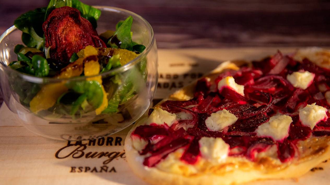 Randen-Frischkäse Flammkuchen mit Nüsslisalat