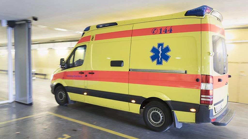Ein Schwerverletzter lag nach der YB-Meisterfeier vom Sonntag in einer Tiefgarageneinfahrt in Bern: Die Ambulanz brachte ihn ins Spital. (Symbolbild)