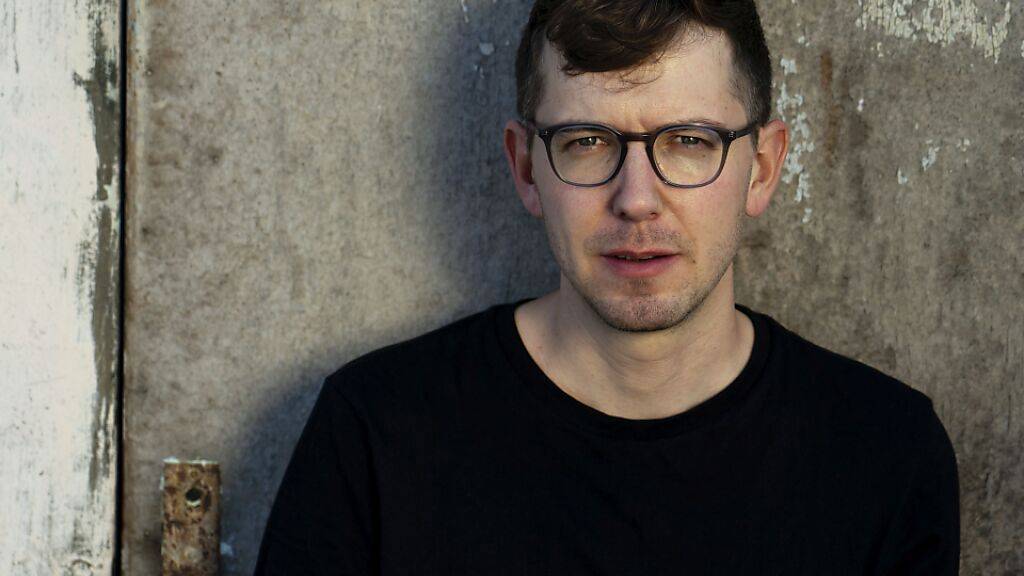 Donat Blum aus der Schweiz hat das Debattenbuch «Oh Boy. Männlichkeit*en heute» mit herausgegeben und auch selbst einen Beitrag geschrieben. 18 Schreibende aus der Schweiz, Deutschland und Österreich setzen sich in ihren Texten aus unterschiedlichen Perspektiven mit Männlichkeit auseinander.