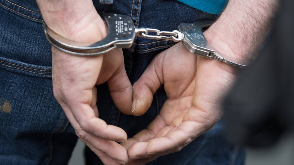 Nachdem er einen anderen Mann niedergestochen hatte, meldete sich der 65-jährige mutmassliche Schweizer Täter selbst bei der Polizei. Diese nahm ihn fest. (Archivbild)