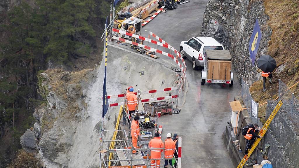 Die Bristenstrasse musste 2017 aufgrund eines weggebrochenen Strassenstücks notsaniert werden. Im Abschnitt zwischen Amsteg und St. Antoni sollen ab März 2024 Felssicherungsmassnahmen umgesetzt und Steinschlagschutznetze montiert werden. (Symbolbild)