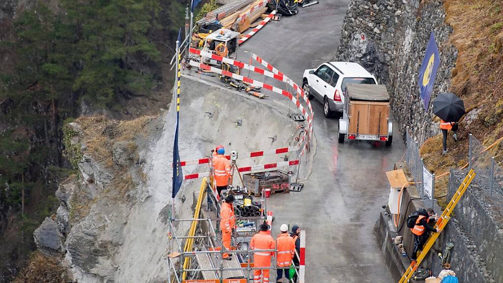 Die Bristenstrasse musste 2017 aufgrund eines weggebrochenen Strassenstücks notsaniert werden. Im Abschnitt zwischen Amsteg und St. Antoni sollen ab März 2024 Felssicherungsmassnahmen umgesetzt und Steinschlagschutznetze montiert werden. (Symbolbild)