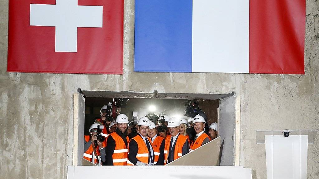 Die beiden Baustellen für die grenzüberschreitende Bahnlinie zwischen Genf und Frankreich sind seit Freitag verbunden.