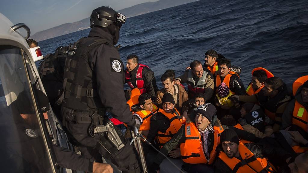 Frontex-Leute retten Bootsflüchtlinge in der Nähe der griechischen Insel Lesbos.