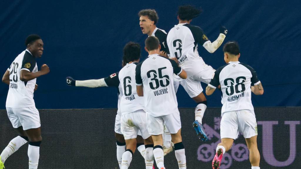 Der FC Zürich bejubelt den einzigen Treffer in der Partie gegen die Grasshoppers.