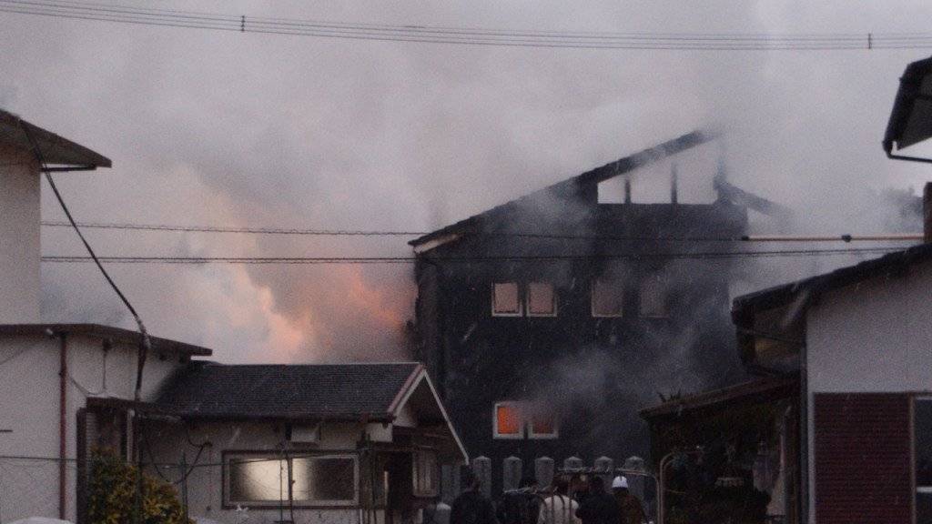 Der japanische Kampfhelikopter stürzte in ein Wohngebiet - Häuser standen nach dem Unglück in Flammen. Die beiden Helikopterinsassen kamen ums Leben.