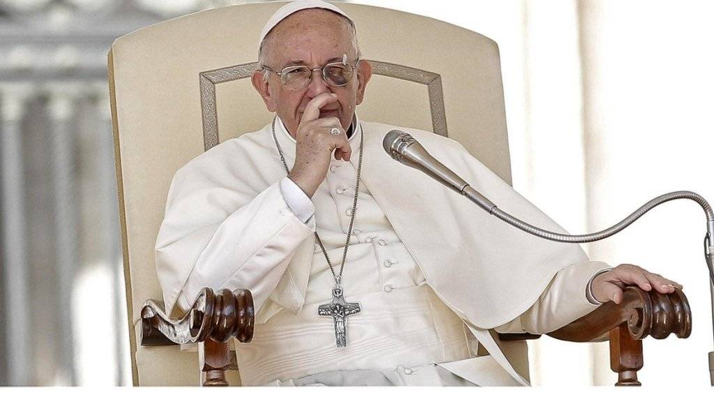 Papst Franziskus hat eingeräumt, dass die katholische Kirche die Aufarbeitung von Kindermissbrauchs-Fällen einige Zeit verschlafen hat. (Archivbild)