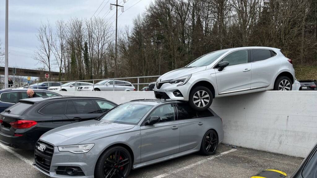 Kurioser Unfall beim Fressbalken – Renault landet beim Parkieren auf einem Audi 