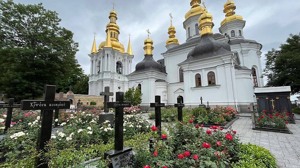 ARCHIV - Auf dem Gelände des Höhlenklosters stehen Kirchengebäude und auf einem Friedhof mit Gräbern Kreuze. Foto: Ulf Mauder/dpa