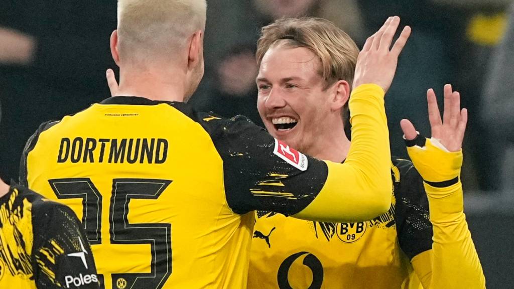 Torschütze Julian Brandt freut sich mit Niklas Süle über das frühe 1:0