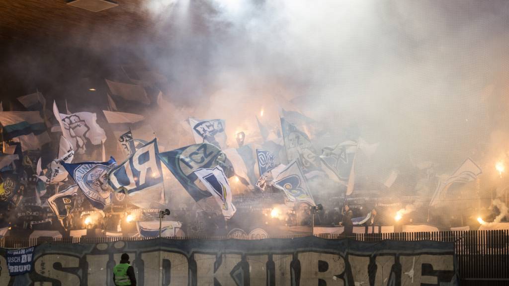 Die Zürcher Staatsanwaltschaft klagt zwei FCZ-Fans an, die bei einem Angriff auf GC-Fans in Rickenbach dabei gewesen sein sollen. (Symbolbild)