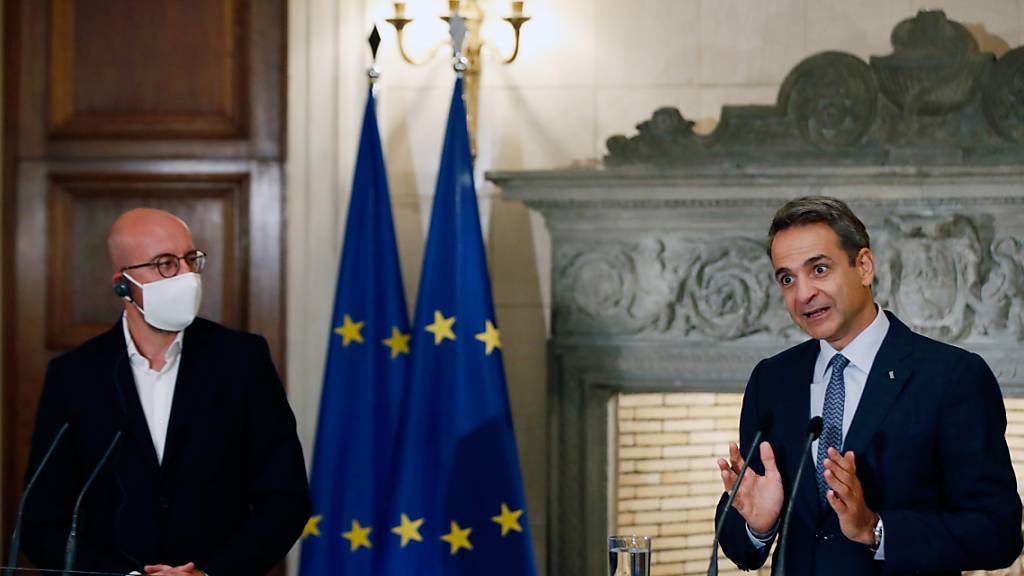 Kyriakos Mitsotakis (r), Ministerpräsident von Griechenland, spricht neben Charles Michel, Präsident des Europäischen Rates, bei einer gemeinsamen Pressekonferenz nach ihrem Treffen im Kronprinzenpalais. Foto: Thanassis Stavrakis/AP/dpa