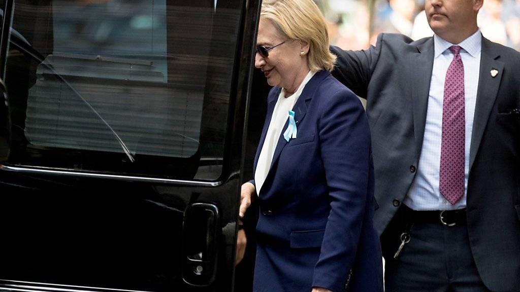 Hillary Clinton besteigt einen Kleinbus in New York: Die US-Präsidentschaftskandidatin leidet unter einer Lungenentzündung.