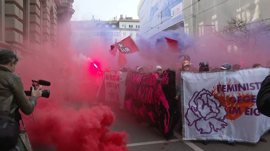 Demo zum Frauentag in Zürich: Polizei setzt Gummischrot ein, Frauen schiessen mit Feuerwerk