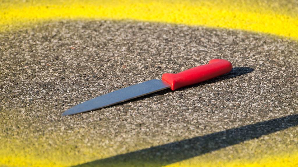 Ein Messer liegt an einem Tatort auf dem Boden. (Archivbild)