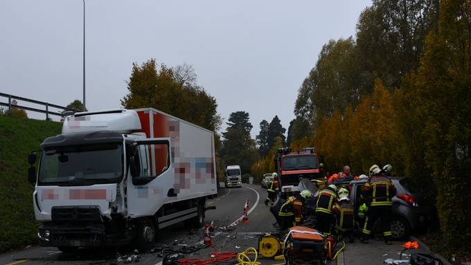 Frontal in Lastwagen gefahren