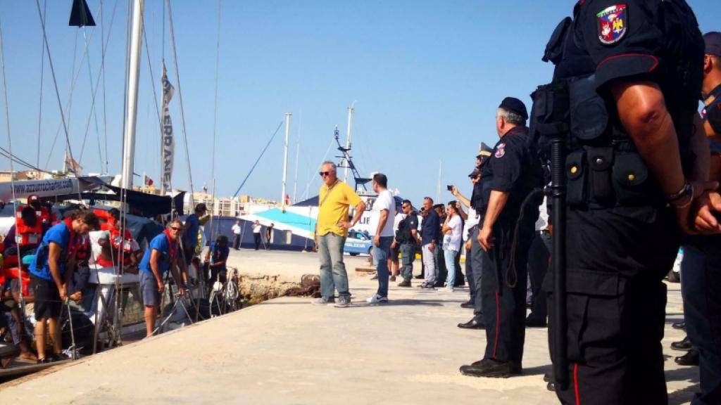 Am Hafen in Lampedusa wartete ein Grossaufgebot von Polizisten auf das Segelboot «Alex» der italienischen Hilfsorganisation Mediterranea mit 41 Flüchtlingen an Bord. Zunächst ging niemand von Bord.