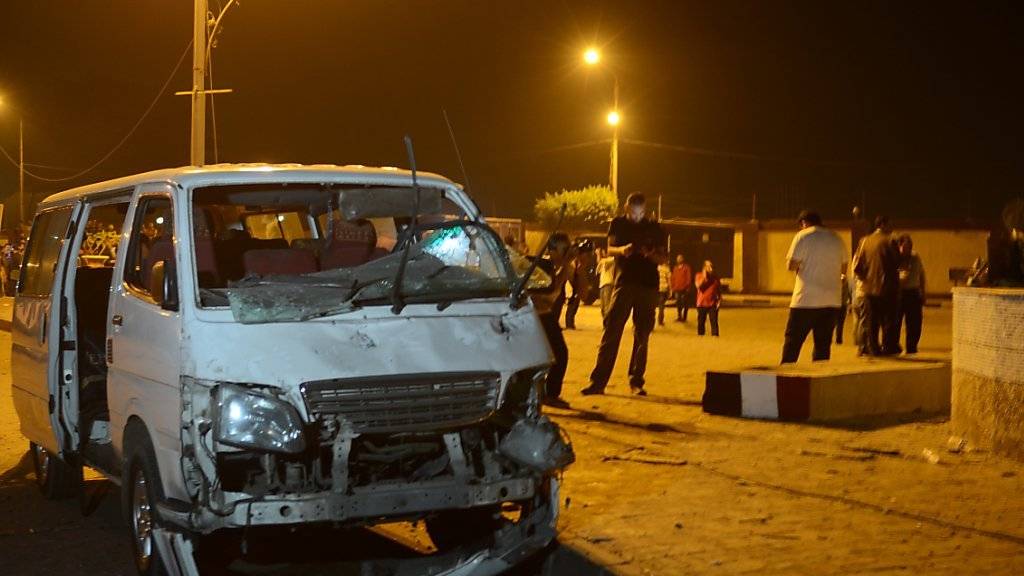 In diesem Auto soll der Sprengsatz explodiert sein, der im Norden Kairos mindestens 29 Menschen verletzte - ein weiteres Attentat der IS in Ägypten.