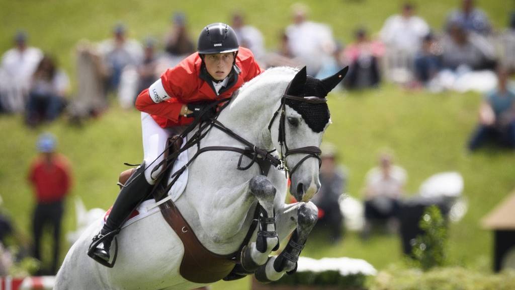 Martin Fuchs reitet am CSIO St.Gallen auf seinem Wallach Clooney.