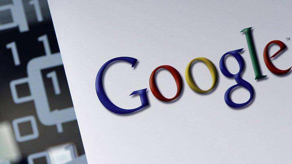 Google-Logo an einem Firmengebäude in Brüssel: In Grossbritannien bezahlt der Konzern nach Kritik an seiner Gewinnverschiebung einige Dutzend Millionen Dollar Steuern nach. (Symbolbild)