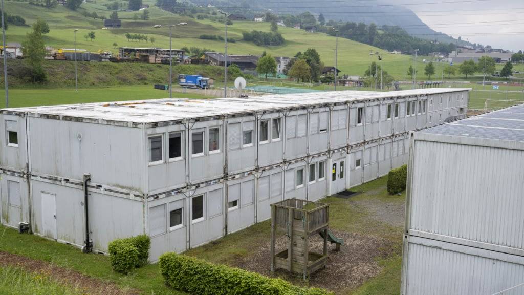 Die Wohncontainer der provisorischen Asylunterkunft auf dem Sportplatz Luterbach in Küssnacht am Rigi.